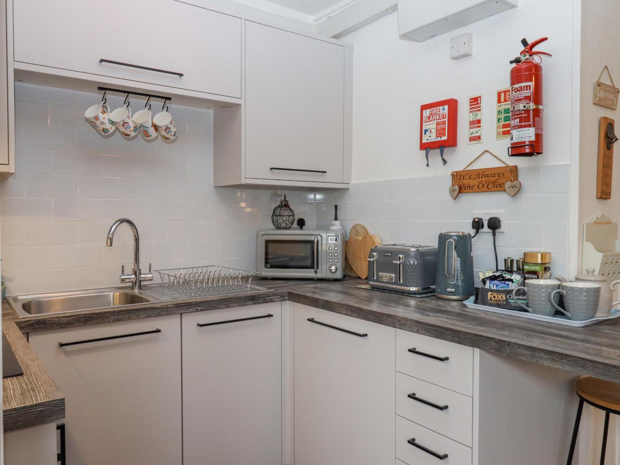 3 Dolphin Court Apartment Бриксам Екстериор снимка