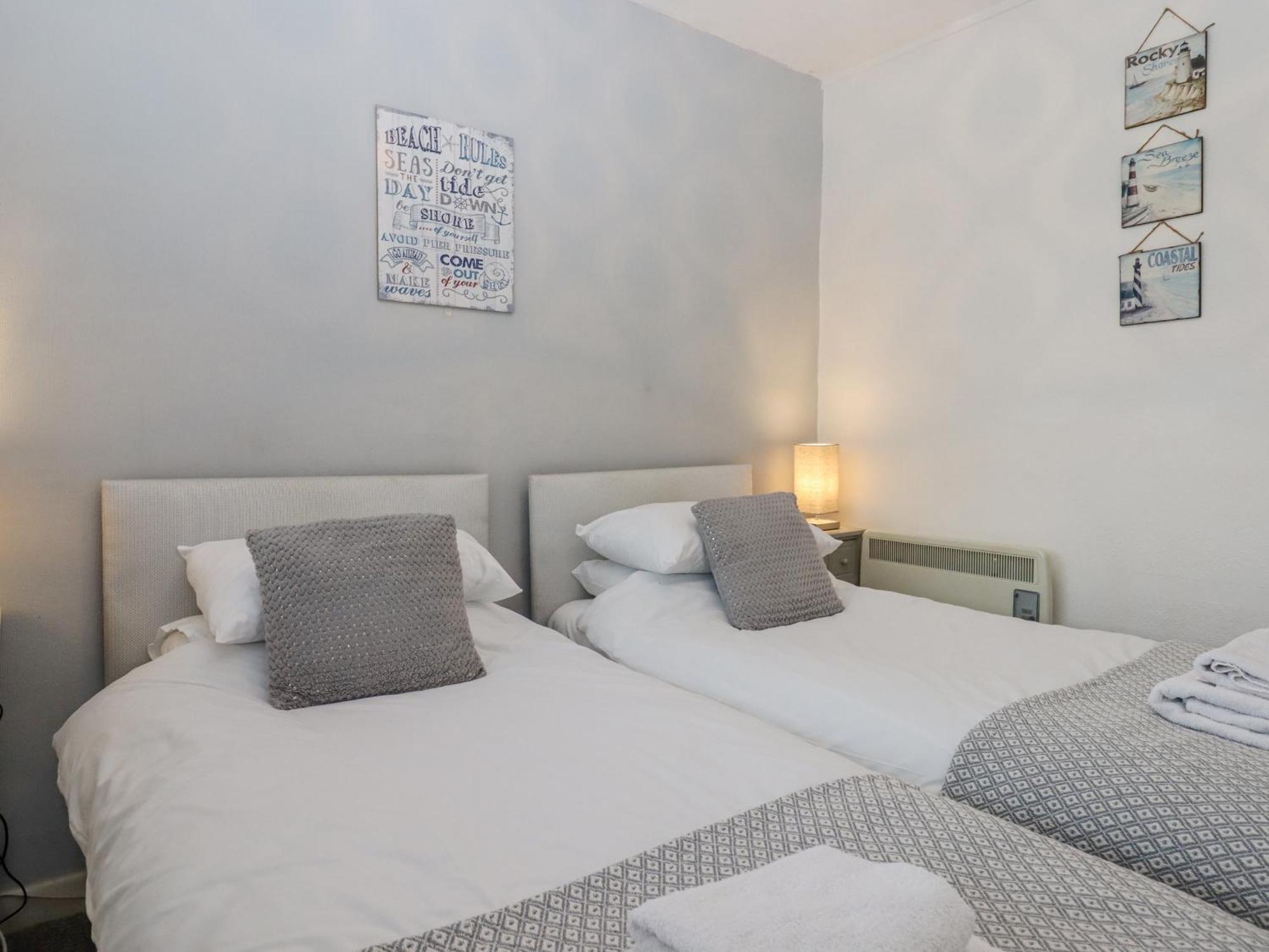 3 Dolphin Court Apartment Бриксам Екстериор снимка