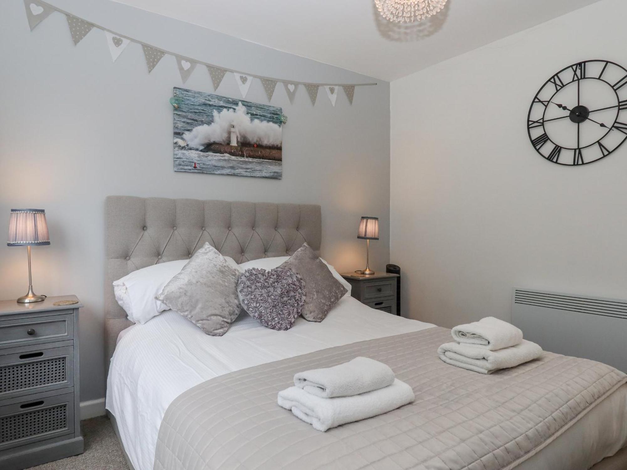 3 Dolphin Court Apartment Бриксам Екстериор снимка